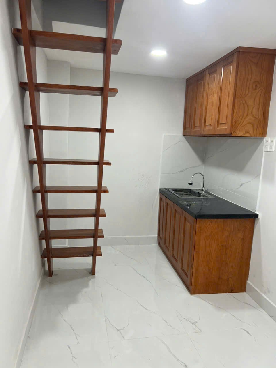 Nhà Nở hậu 3 tầng Đường 3m 8.5m2 – CMT8 Quận 3 - Ảnh 2